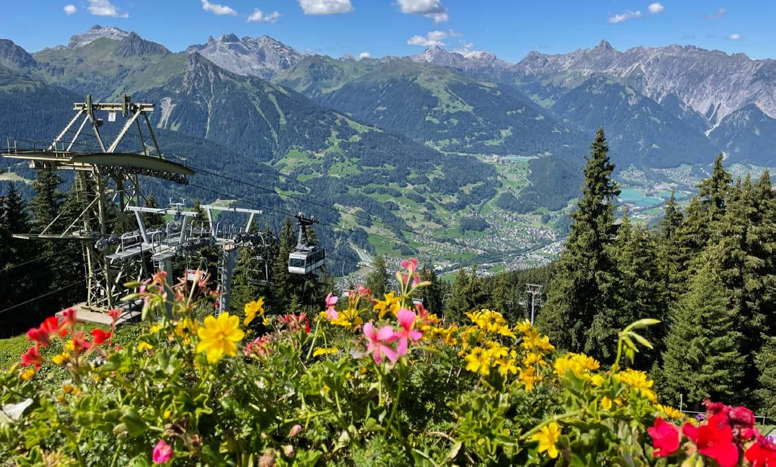 Sessellift am Hochjoch im Sommer mit Blumen im Vordergrund